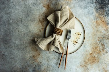 Çatal bıçak ve tabakla yer ayarla