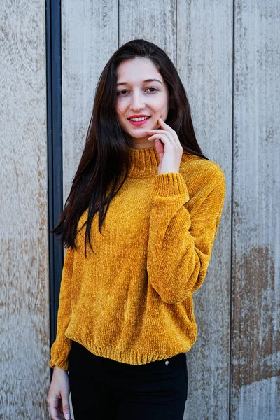 Foto Vertical Retrato Una Joven Morena Con Los Labios Pintados — Foto de Stock