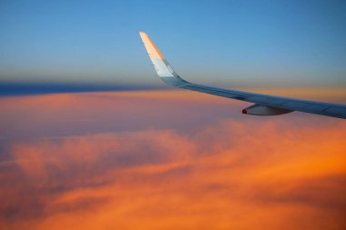 Uçaktaki Pencere Koltuğu 'ndan Orange Sunset Bulutları