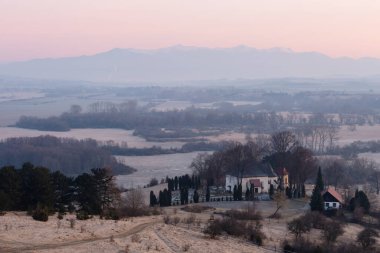 Gündoğumunda Socovce köyü ve Turiec havzası, Slovakya.