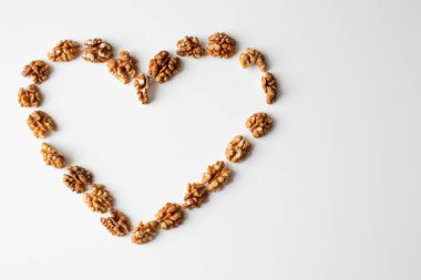 beyaz arka planda bir kalp şeklinde ceviz