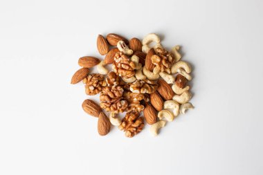 Beyaz arka planda ashew minadle cevizi