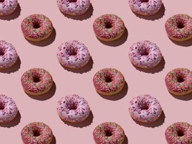 Pembe arkaplan desenli donutlar