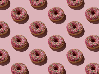 Pembe arkaplan desenli donutlar