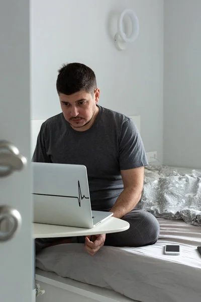Чоловік Карантині Працює Світлій Спальні Ноутбуком — стокове фото