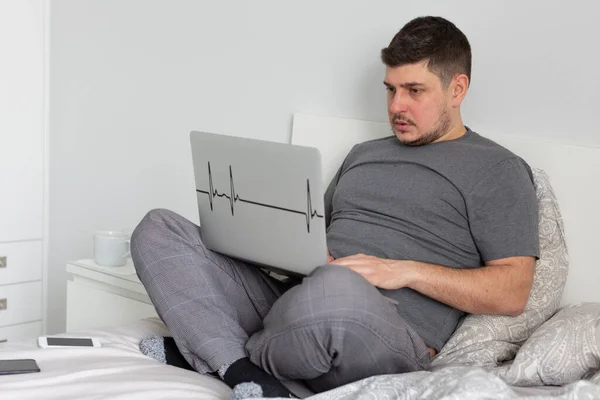 Bir Adam Laptopta Çalışıyor Hasta Tedavi Edilmiş Karantinaya Alınmış — Stok fotoğraf