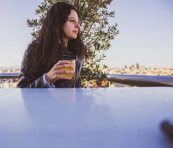 Jovem Mulher Tomando Uma Cerveja Terraço Telhado — Fotografia de Stock