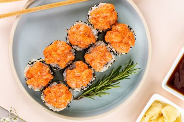 Japon suşisi tabakta.