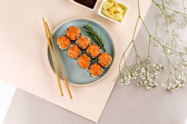 Japon suşisi tabakta.