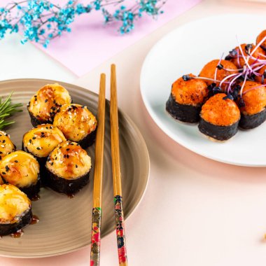 Japon suşisi tabakta.