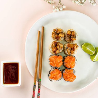 Japon suşisi tabakta.