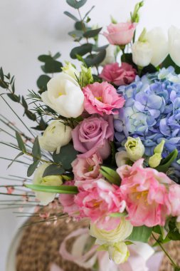 Mavi ortancalı, pembe laleli ve güllü çiçek buketi. Ev için bahar dekoru