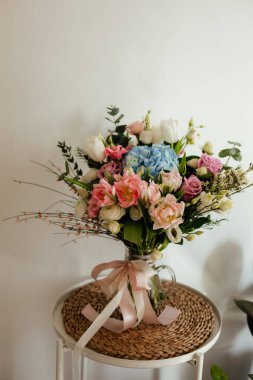 Mavi ortancalı, pembe laleli ve güllü çiçek buketi. Ev için bahar dekoru