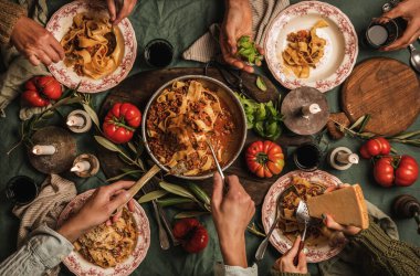 İtalyan usulü akşam yemeğinde aile makarna yiyor.