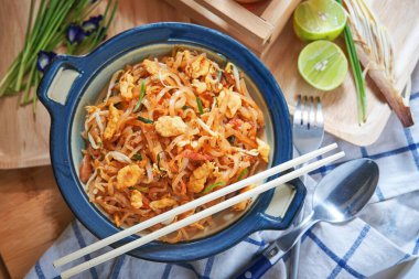 Mavi tabakta Pad Thai