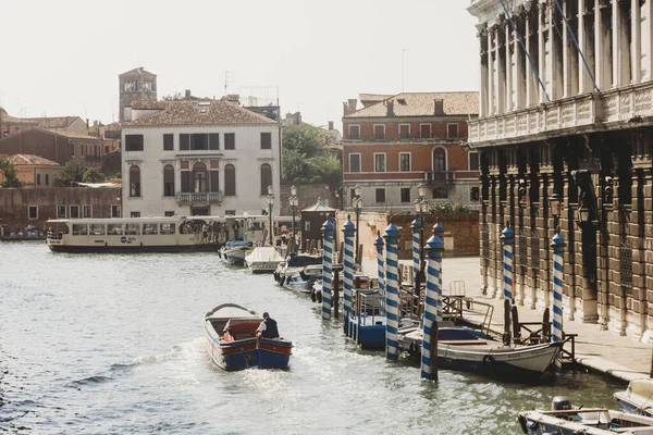 Boote Auf Dem Kanal Venedig Mit Häusern Dahinter — Stockfoto