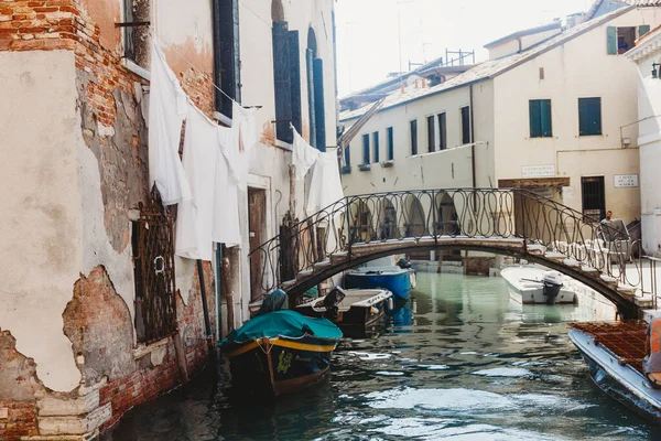 Lenzuola Bianche Appese Fuori Finestre Chiuse Sopra Canale Veneziano — Foto Stock