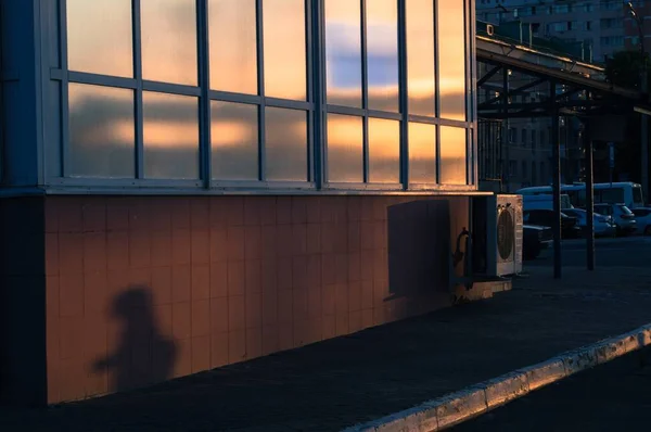 Відображення Заходу Сонця Міських Вікнах Тінь Людини Темно Червоно Сині — стокове фото