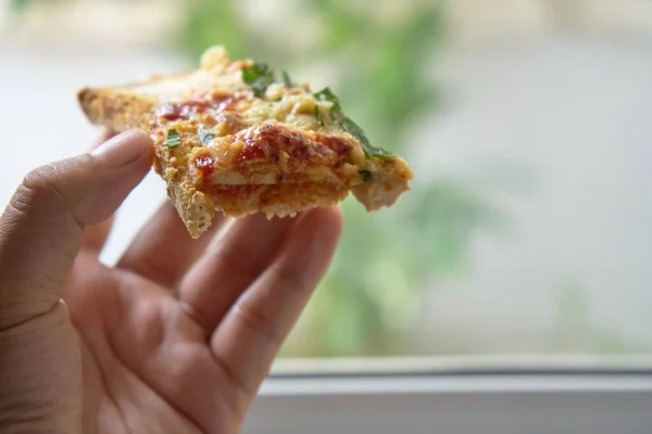 Hand Holding Piece Pizza — Stock Photo, Image