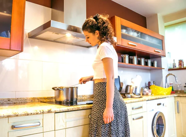 Молода Жінка Готує Кухні Комп Ютером — стокове фото