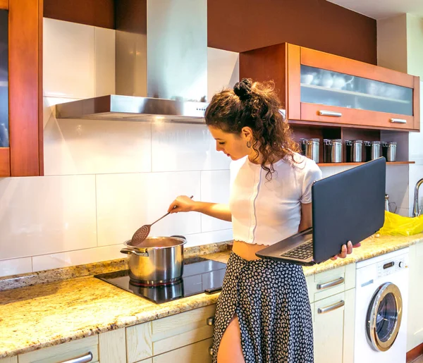 Jonge Vrouw Koken Keuken Met Computer — Stockfoto