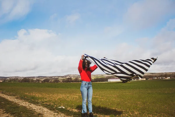 Mujer Joven Campo Con Manta Rayada Moviéndose Viento —  Fotos de Stock