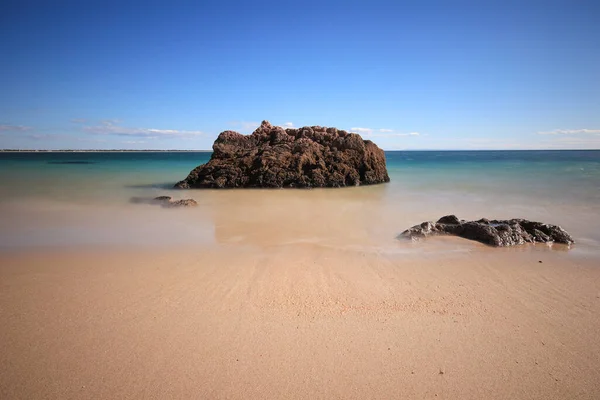 Pláž Tyrkysovou Mořskou Vodou Kameny Dlouhá Expozice — Stock fotografie