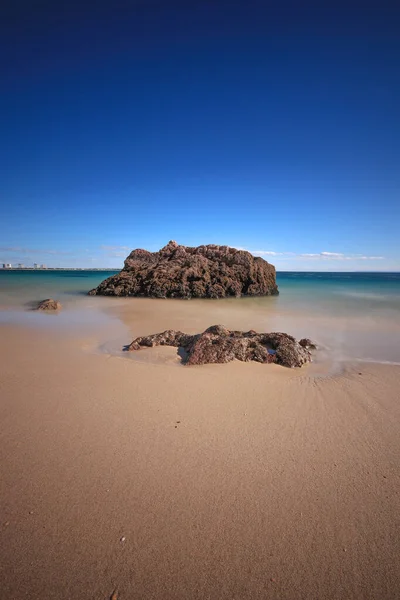 Pláž Tyrkysovou Mořskou Vodou Kameny Dlouhá Expozice — Stock fotografie