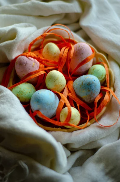 Красочные Пасхальные Яйца Корзине Крупным Планом — стоковое фото