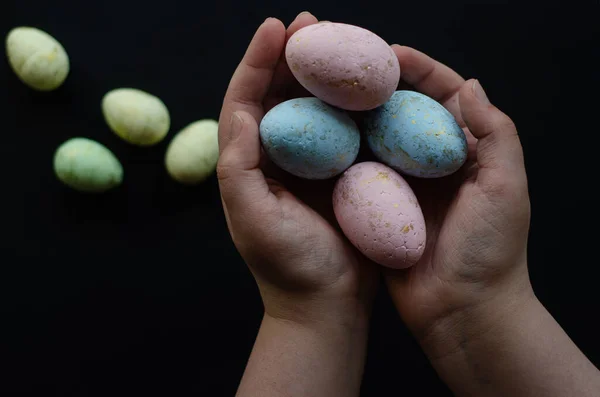 Œufs Pâques Dans Les Mains Sur Fond Sombre Espace Libre — Photo