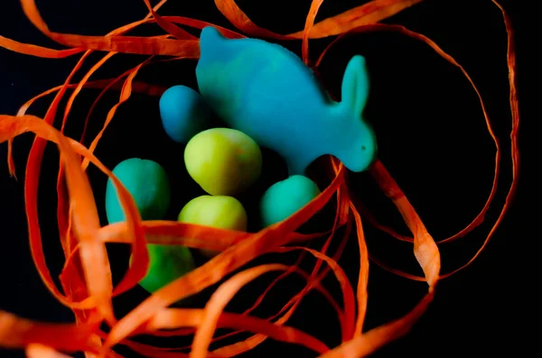 Króliczek Wielkanocny Jajkami Pomarańczową Wstążką — Zdjęcie stockowe