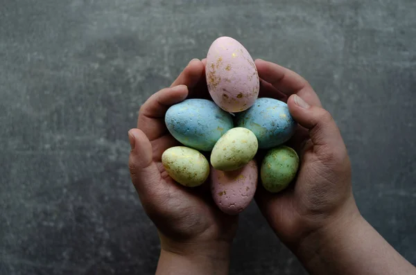 Huevos Pascua Las Manos Sobre Fondo Gris Las Manos Centro — Foto de Stock