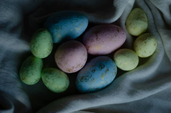 白色桌布上的复活节彩蛋 — 图库照片