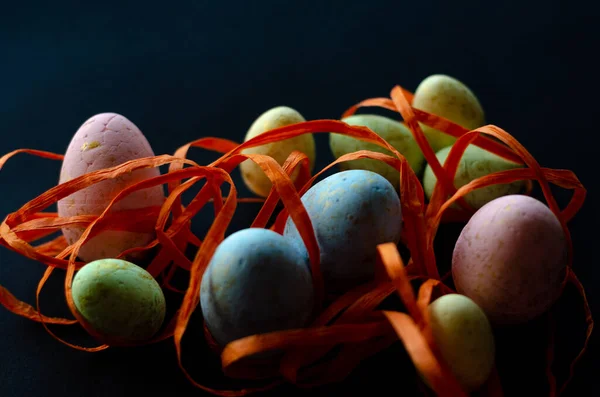 Oeufs Pâques Colorés Sur Fond Noir Gros Plan — Photo