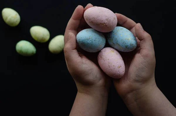 Huevos Pascua Las Manos Sobre Fondo Oscuro Lugar Libre — Foto de Stock