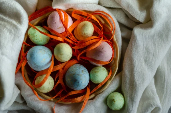 Oeufs Pâques Dans Panier Sur Une Nappe Blanche Vue Dessus — Photo