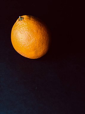 Siyah arka planda sulu turuncu