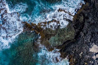 Havai 'de kayaların dalgalar tarafından vurulduğu drone fotoğrafı.