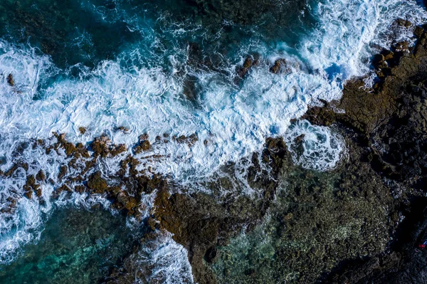 Güçlü Beyaz Hawaii Okyanus Boyunca Kayalara Çarpıyor — Stok fotoğraf