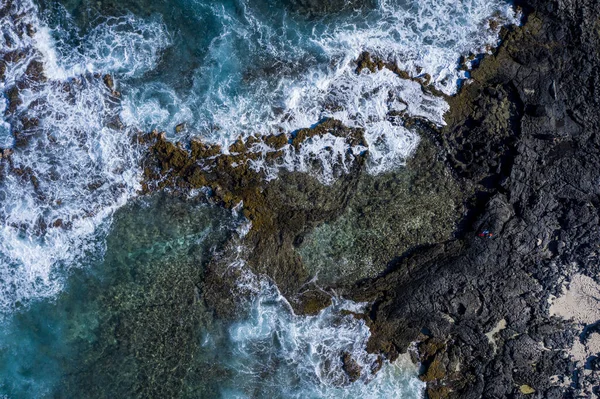 Havai Kayaların Dalgalar Tarafından Vurulduğu Drone Fotoğrafı — Stok fotoğraf