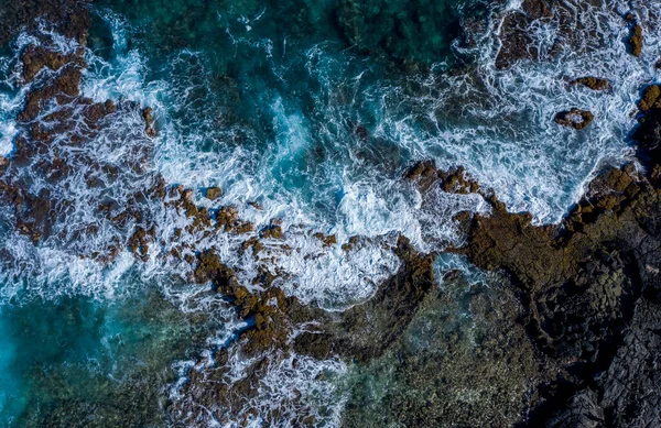 Kayalık Bir Kıyıya Akan Güçlü — Stok fotoğraf