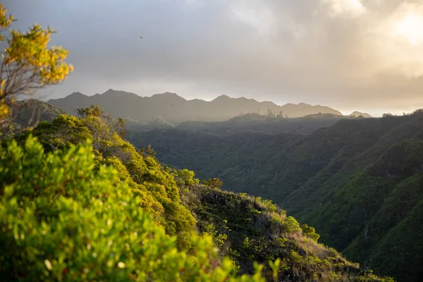 ハワイ州オアフ島の山脈の魅力的な朝の景色 — ストック写真