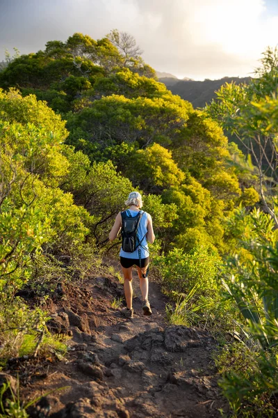 Adventurous Blonde Woman Hiking Rocky Trail Hawaii — Stock Photo, Image