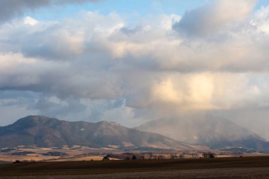 Slovakya 'daki Velka Fatra Milli Parkı' nın dağlarına kar yağışı