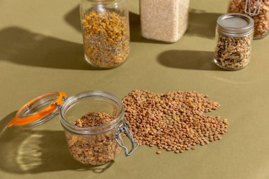 Mercimek, pirinç, çay ve fasulye konteynırların içinde..