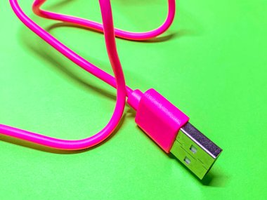sıcak pembe usb kablosu kireç yeşili arkaplan düzenlemesi