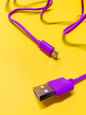 parlak sarı arkaplan dikey yönelimli mor usb kablosu