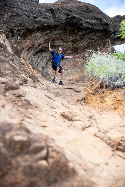 Happy Mature Male Hiking Steep Hill Oahu — Stock Photo, Image