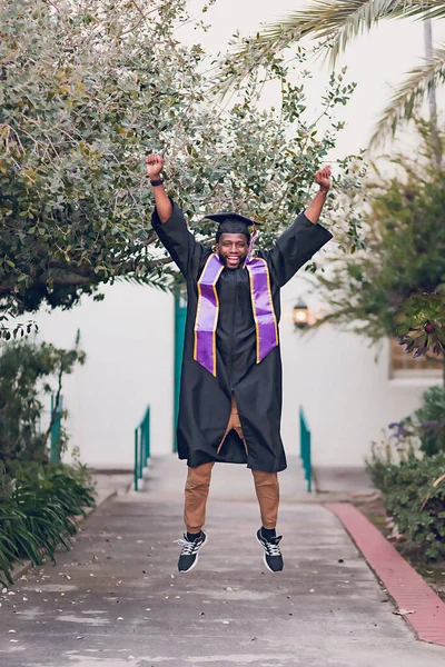 Hombre Emocionado Graduarse Universidad Con Vestido Graduación Gorra — Foto de Stock