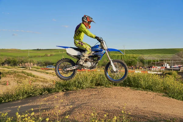 Vue Latérale Homme Effectuant Cascade Avec Moto Sur Motocross — Photo